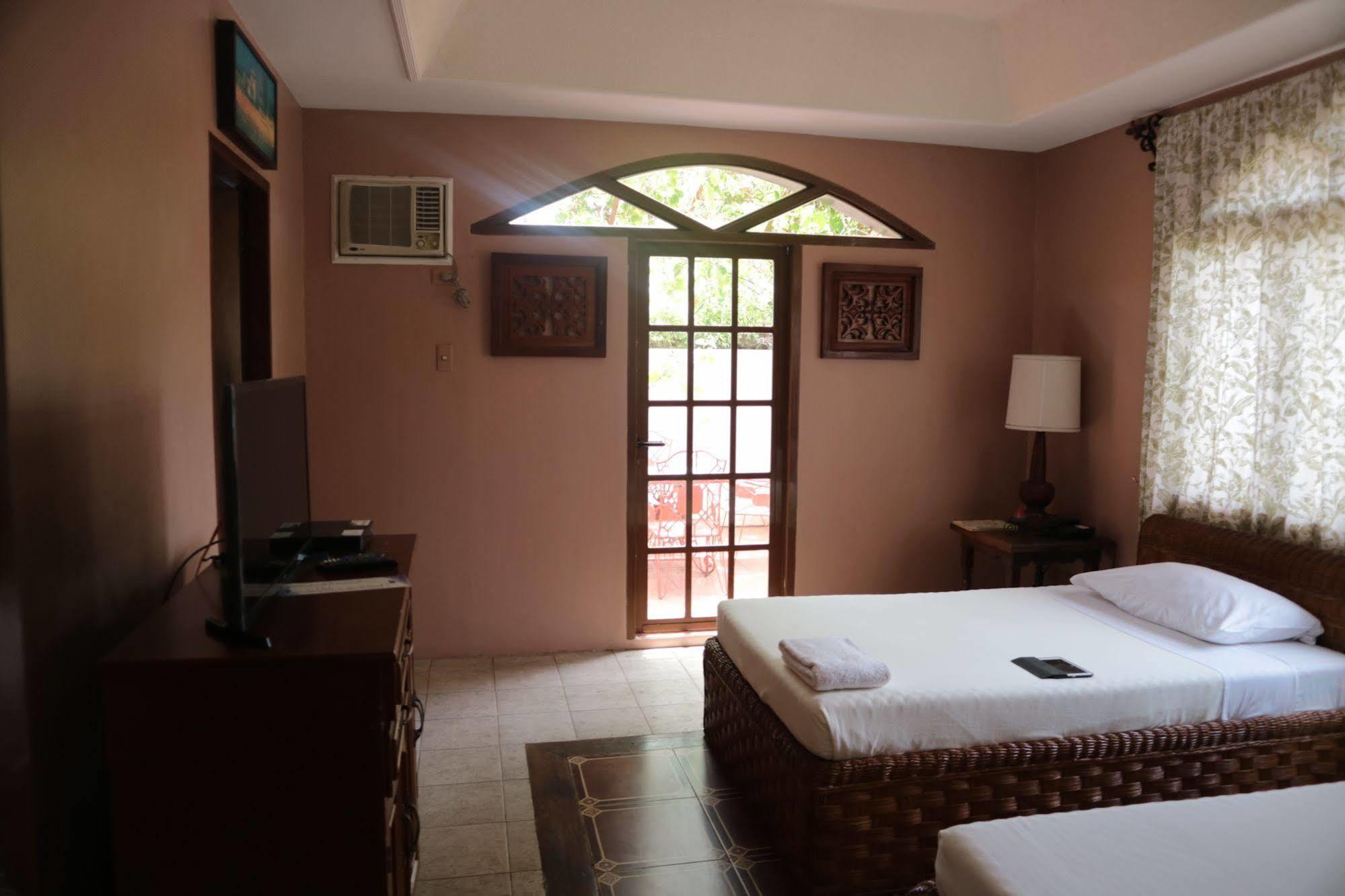 Casa La Granja Hotel Iloilo City Buitenkant foto