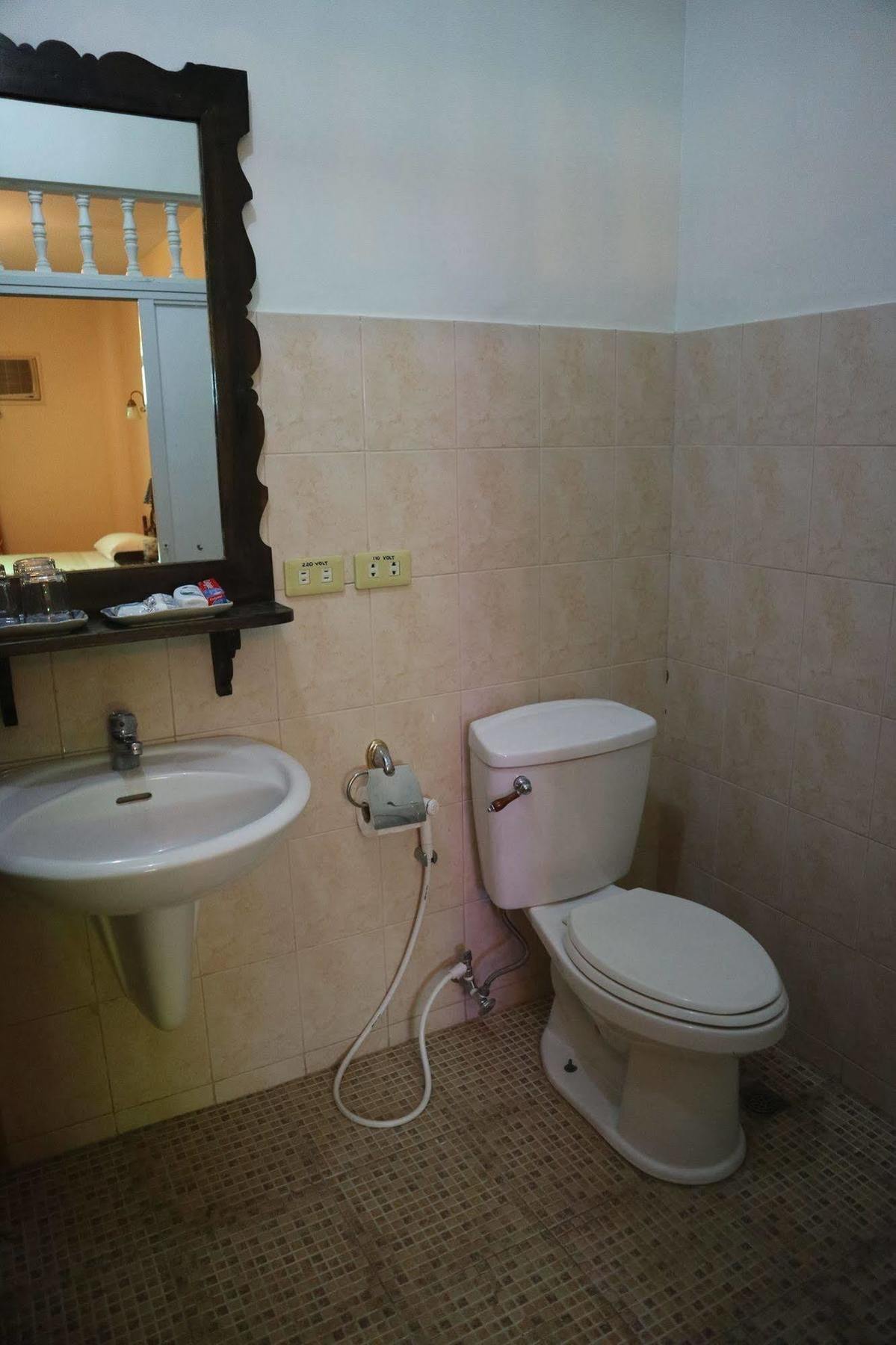 Casa La Granja Hotel Iloilo City Buitenkant foto