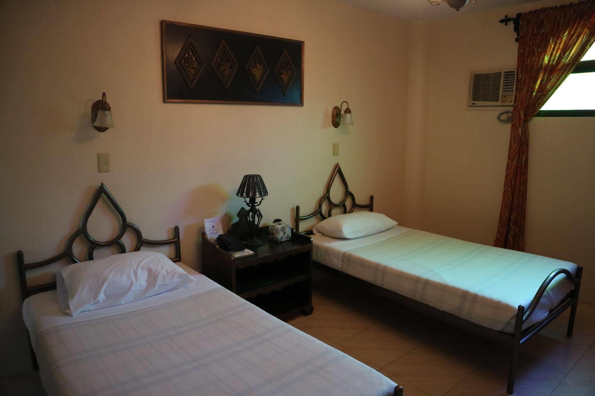 Casa La Granja Hotel Iloilo City Buitenkant foto