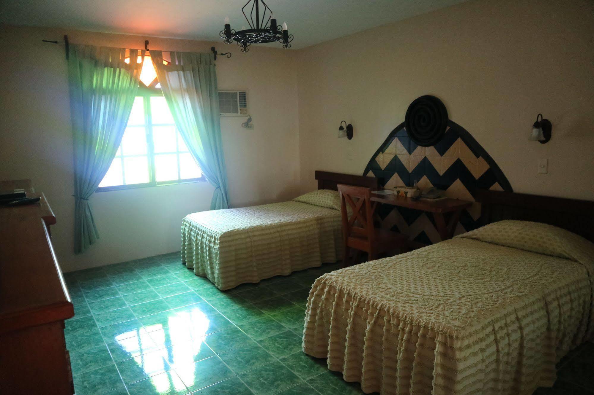 Casa La Granja Hotel Iloilo City Buitenkant foto