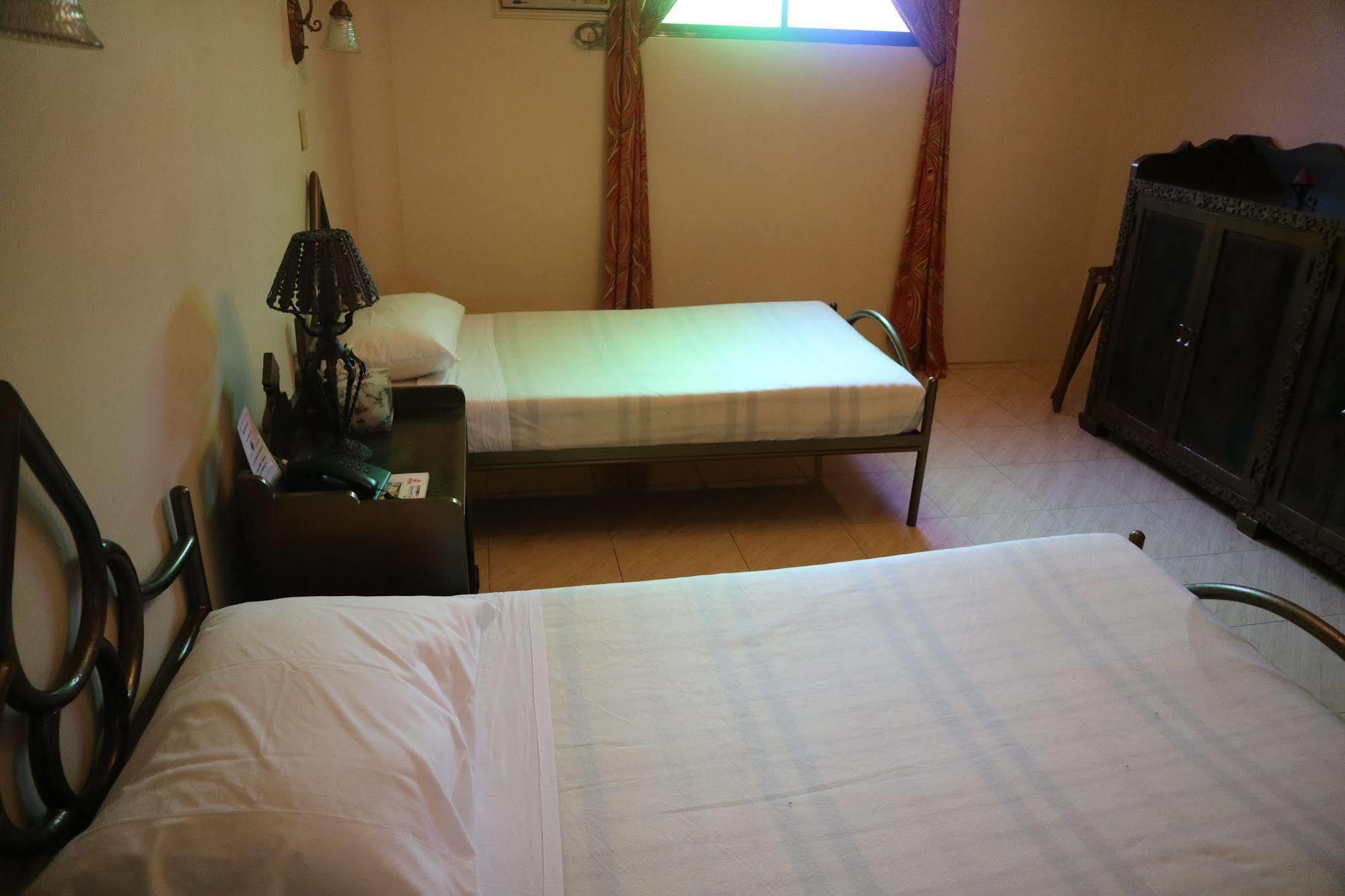 Casa La Granja Hotel Iloilo City Buitenkant foto