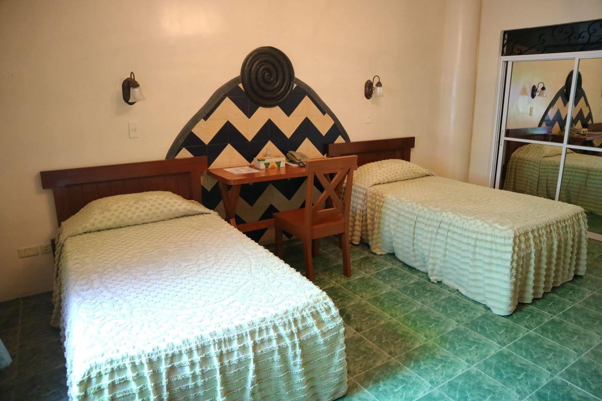 Casa La Granja Hotel Iloilo City Buitenkant foto
