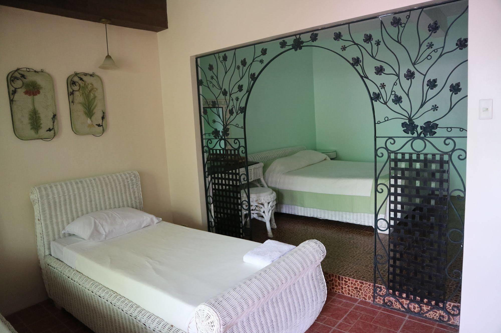 Casa La Granja Hotel Iloilo City Buitenkant foto